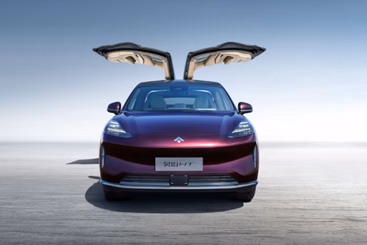 Trong khi đó, bản cao hơn vẫn sẽ được trang bị mô tơ điện nhưng cho công suất lớn hơn khoảng 340 mã lực, mô-men xoắn 430 Nm. Phiên bản này có phạm vi hoạt động lên tới 770 km sau mỗi lần sạc, tương đương người dùng có thể lái xe từ Hà Nội đến Đà Nẵng mà không cần sạc pin.