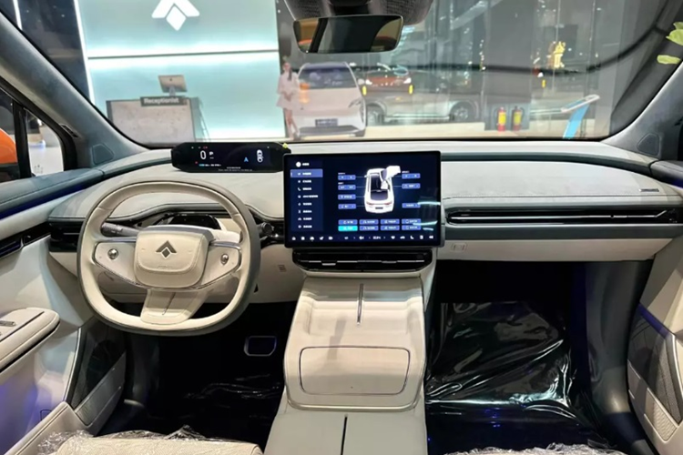 Xe còn có các trang bị đáng chú ý khác như: lưới tản nhiệt Wind Blade, đèn pha Diamond Cut, đèn hậu Horizon, kính cửa xe không viền, vành la zăng 19 hoặc 20 inch, mui xe bằng kính toàn cảnh và camera trên chắn bùn trước.