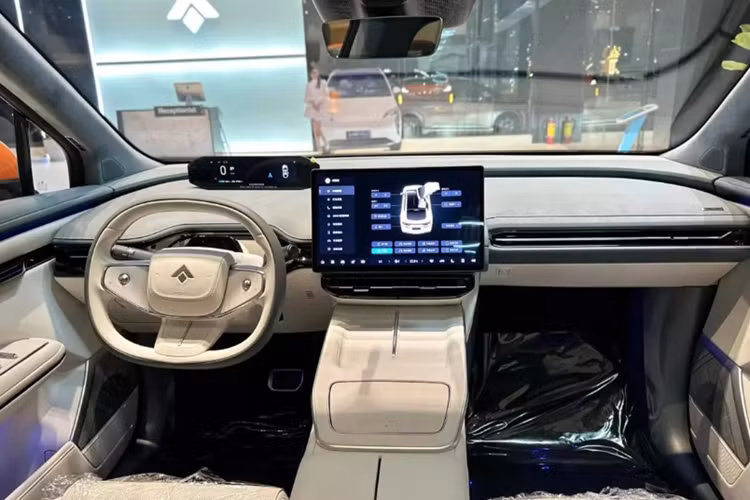 Xe còn có các trang bị đáng chú ý khác như: lưới tản nhiệt Wind Blade, đèn pha Diamond Cut, đèn hậu Horizon, kính cửa xe không viền, vành la zăng 19 hoặc 20 inch, mui xe bằng kính toàn cảnh và camera trên chắn bùn trước.