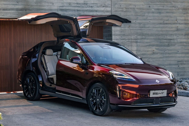 Tại thị trường Trung Quốc, mẫu xe điện AION Hyptec HT có hai tùy chọn động cơ. Bản tiêu chuẩn được trang bị mô tơ điện có công suất 245 mã lực, mô-men xoắn 355 Nm.