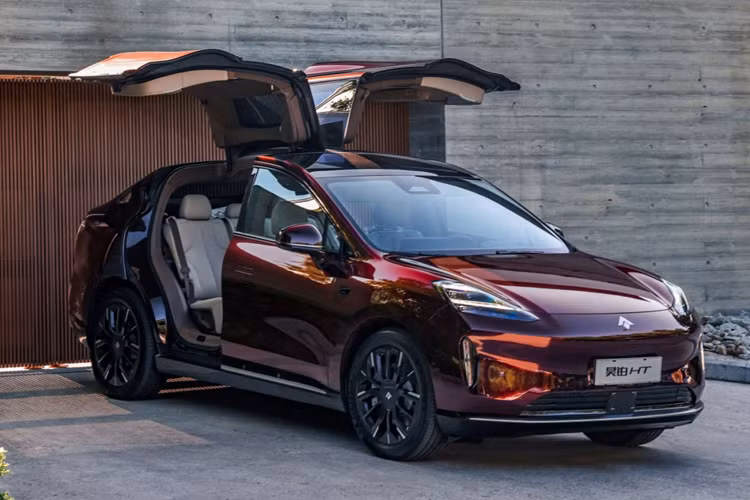 Tại thị trường Trung Quốc, mẫu xe điện AION Hyptec HT có hai tùy chọn động cơ. Bản tiêu chuẩn được trang bị mô tơ điện có công suất 245 mã lực, mô-men xoắn 355 Nm.