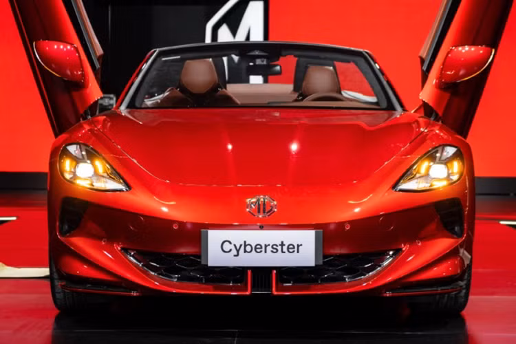 Trong khi đó, giá xe MG Cyberster GT có giá bán 59.995 bảng Anh (1,91 tỷ đồng). Mức giá này tương đương với mẫu Porsche 718 EV chuẩn bị ra mắt. Dù đã được dự đoán từ trước nhưng giá xe MG Cyberster tại Anh được nhiều người đánh giá là khá cao và có phần gây ngỡ ngàng.