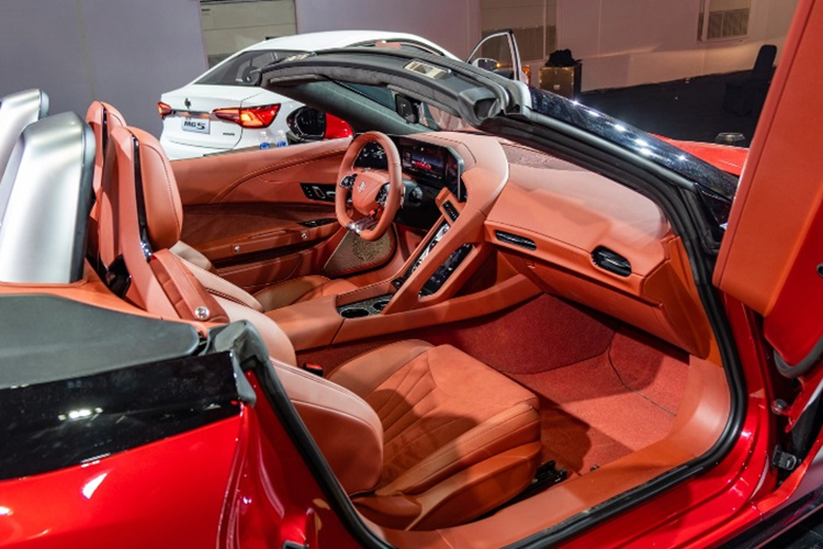 Phía sau xe là dải đèn LED kéo dài, bao trọn đuôi xe và đèn hậu hình mũi tên tích hợp đèn báo rẽ được gắn trên miếng ốp thông gió trang trí màu đen. Điểm nhấn đáng chú ý nhất của xe chính là thiết kế cửa kiểu cắt kéo độc đáo, tương tự các mẫu xe Lamborghini.