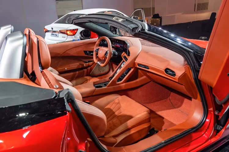 Phía sau xe là dải đèn LED kéo dài, bao trọn đuôi xe và đèn hậu hình mũi tên tích hợp đèn báo rẽ được gắn trên miếng ốp thông gió trang trí màu đen. Điểm nhấn đáng chú ý nhất của xe chính là thiết kế cửa kiểu cắt kéo độc đáo, tương tự các mẫu xe Lamborghini.