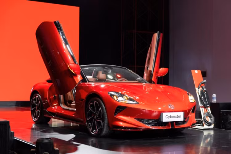 Mới đây, MG đã công bố giá bán của xe tại thị trường Anh quốc. Theo đó, MG Cyberster Trophy RWD 2024 mới bản tiêu chuẩn có giá 54.995 bảng Anh (khoảng 1,75 tỷ đồng). Mức giá này cao hơn đáng kể so với Porsche 718 Boxster bản tiêu chuẩn có giá 53.800 bảng Anh (1,71 tỷ đồng).