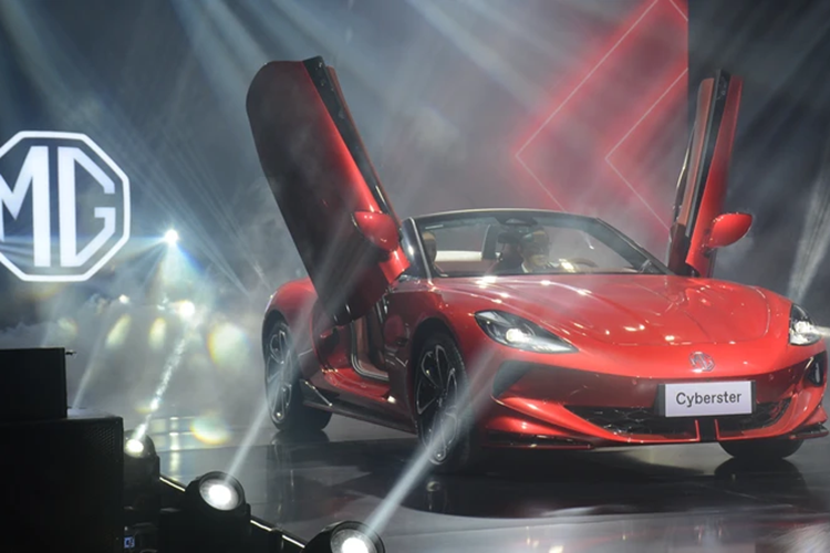 Cung cấp sức mạnh cho MG Cyberster là 3 tùy chọn động cơ. Trong đó, phiên bản tiêu chuẩn được trang bị một mô tơ điện nằm trên cầu sau với công suất tối đa 309 mã lực. Phiên bản tầm trung được trang bị một mô tơ điện nằm trên cầu sau 335 mã lực.