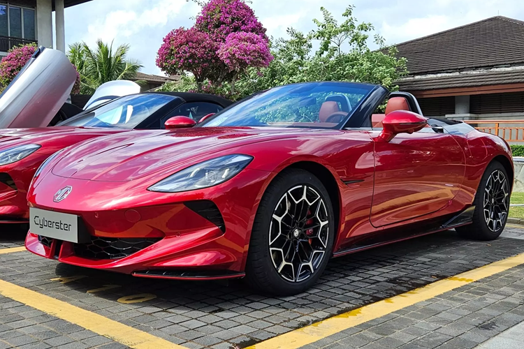 Ngoài ra, MG còn cung cấp một màn hình đặt ở bệ tỳ tay trung tâm của Cyberster; hệ thống thông tin giải trí hiện đại tích hợp Qualcomm Snapdragon 8155 và đồ họa Unreal Engine 4.0. Hệ thống này kết hợp với dàn loa Bose cao cấp.