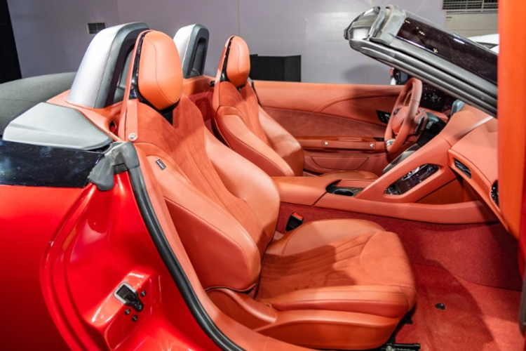 Về nội thất, bên trong khoang lái của MG Cyberster chỉ có hai chỗ ngồi với ghế thể thao hình chữ "Y". Xe được trang bị vô lăng vát đáy thể thao, tích hợp lẫy để chỉnh hệ thống phục hồi động năng, bảng đồng hồ kỹ thuật số thiết kế cong là sự kết hợp của ba màn hình trên mặt táp-lô.