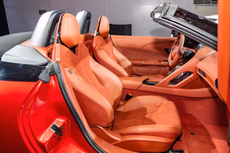 Về nội thất, bên trong khoang lái của MG Cyberster chỉ có hai chỗ ngồi với ghế thể thao hình chữ "Y". Xe được trang bị vô lăng vát đáy thể thao, tích hợp lẫy để chỉnh hệ thống phục hồi động năng, bảng đồng hồ kỹ thuật số thiết kế cong là sự kết hợp của ba màn hình trên mặt táp-lô.