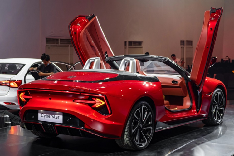 Tốc độ tối đa của MG Cyberster được giới hạn ở mức 200 km/h đối với các biến thể động cơ kép và 193 km/h đối với phiên bản động cơ đơn. Đi kèm với ba phiên bản động cơ kể trên là hai loại pin có dung lượng 64 kWh và 77 kWh,