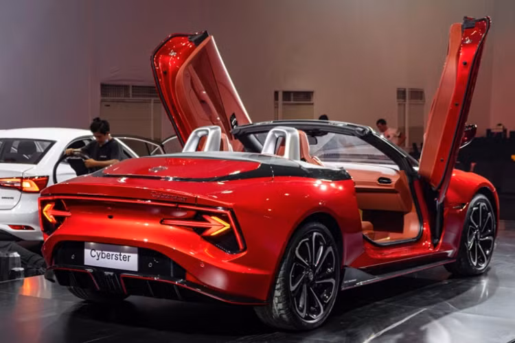 Tốc độ tối đa của MG Cyberster được giới hạn ở mức 200 km/h đối với các biến thể động cơ kép và 193 km/h đối với phiên bản động cơ đơn. Đi kèm với ba phiên bản động cơ kể trên là hai loại pin có dung lượng 64 kWh và 77 kWh,