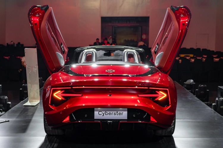 Cung cấp quãng đường di chuyển 501 km, 520 km và 580 km với một cụm pin đầy, theo chu trình thử nghiệm CLTC tại Trung Quốc. Vào năm 2023, MG Cyberster từng được trưng bày chính thức tại Việt Nam. Ở thời điểm đó, xe được đồn đoán là có giá không dưới 2 tỷ đồng nếu ra mắt tại Việt Nam.