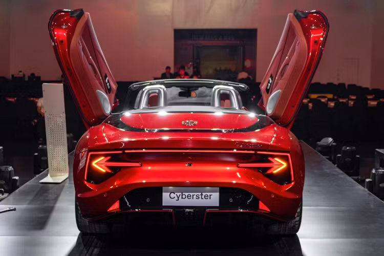Cung cấp quãng đường di chuyển 501 km, 520 km và 580 km với một cụm pin đầy, theo chu trình thử nghiệm CLTC tại Trung Quốc. Vào năm 2023, MG Cyberster từng được trưng bày chính thức tại Việt Nam. Ở thời điểm đó, xe được đồn đoán là có giá không dưới 2 tỷ đồng nếu ra mắt tại Việt Nam.