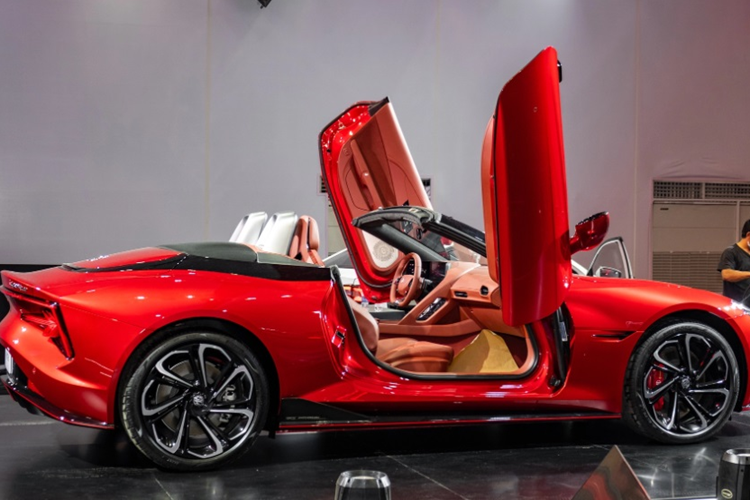 MG Cyberster được định vị trong phân khúc xe mui trần cỡ C. Xe có kích thước dài x rộng x cao lần lượt là 4.535 x 1.913 x 1.329 mm cùng chiều dài cơ sở 2.690 mm. Xe mang dáng dấp hầm hố, cá tính cùng tỷ lệ thân xe khá cân đối với nắp capo dài và phần đuôi phình lên mang đến cảm giác cơ bắp.