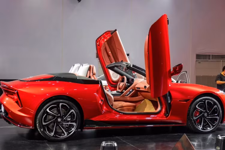 MG Cyberster được định vị trong phân khúc xe mui trần cỡ C. Xe có kích thước dài x rộng x cao lần lượt là 4.535 x 1.913 x 1.329 mm cùng chiều dài cơ sở 2.690 mm. Xe mang dáng dấp hầm hố, cá tính cùng tỷ lệ thân xe khá cân đối với nắp capo dài và phần đuôi phình lên mang đến cảm giác cơ bắp.