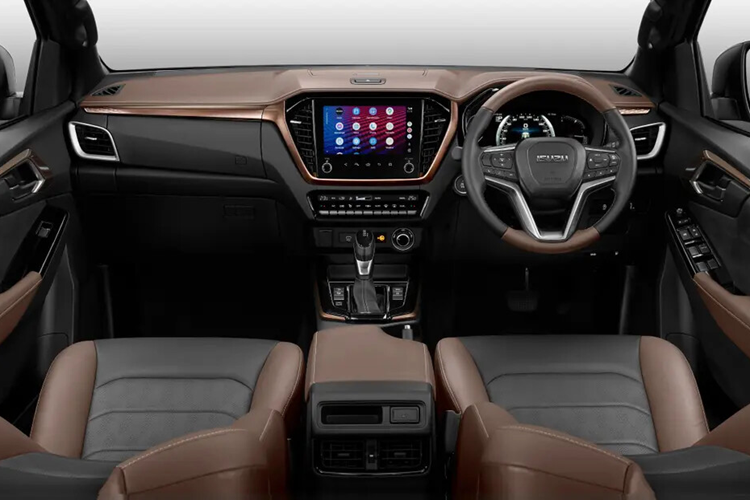 Xe có màn hình cảm ứng 9 inch dành cho hệ thống thông tin giải trí với các nút/phím tắt cảm ứng mới; các núm xoay vật lý để điều chỉnh âm lượng và điều chỉnh bên dưới được kết hợp với cụm đồng hồ kỹ thuật số 7 inch.