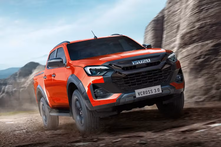 Về trang bị vận hành, Isuzu D-Max 2024 bản nâng cấp vẫn có 2 tùy chọn động cơ như phiên bản cũ. Đầu tiên là máy dầu 4 xi-lanh, tăng áp, dung tích 1.9L với công suất tối đa 150 mã lực và mô-men xoắn cực đại 350 Nm.