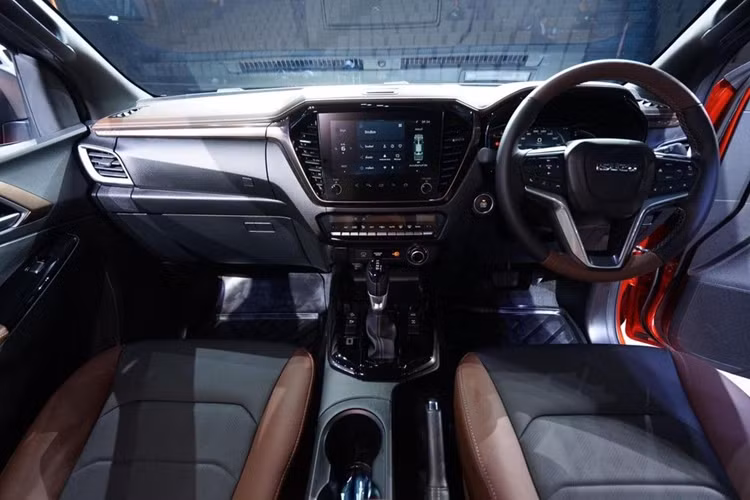 Xe cũng sẽ có mâm xe hợp kim thiết kế mới tùy thuộc vào từng biến thể cùng cụm đèn hậu LED được tinh chỉnh. Về nội thất, bên trong khoang cabin của Isuzu D-Max 2024 được bổ sung tùy chọn trang trí mới và nâng cấp công nghệ.