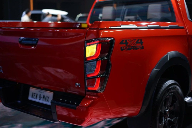 Bên cạnh đó, Isuzu cũng trang bị thêm cổng USB-C cho hành khách phía trước và phía sau, chìa khóa mới có chức năng khởi động động cơ từ xa.