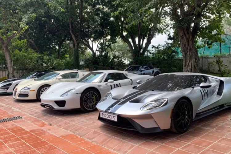 Ngoài ra, “vua cafe” còn sở hữu khá nhiều xe đến từ hãng Ferrari như: F355 Spider, F355 Berlinetta, 430 Scuderia, F430 Spider, F12 Berlinetta (3 xe), 488 GTB 95 xe), 458 (5 xe), California, 488 Pista Spider… Để chứa dàn xe khủng như vậy, "Qua" Vũ có ít nhất 3 garage.