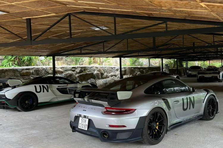 Có thể kể đến một số cái tên nổi trội như: Bugatti Veyron, McLaren Senna, Porsche 918 Spyder, 2 xe Ford GT. Đây cũng là những mẫu xe có giá trị lớn nhất trong bộ sưu tập gần 700 chiếc của “Qua’” Vũ.