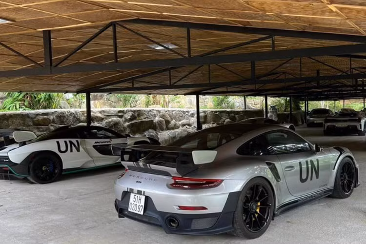 Có thể kể đến một số cái tên nổi trội như: Bugatti Veyron, McLaren Senna, Porsche 918 Spyder, 2 xe Ford GT. Đây cũng là những mẫu xe có giá trị lớn nhất trong bộ sưu tập gần 700 chiếc của “Qua’” Vũ.