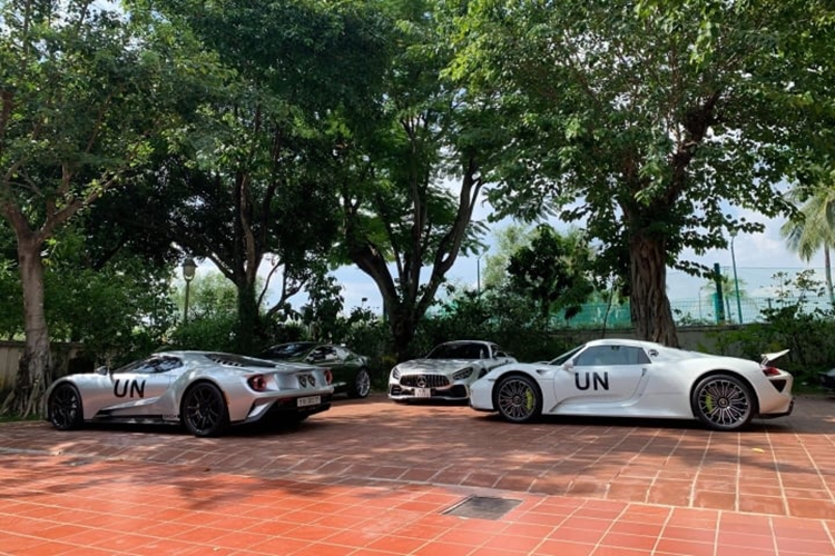 Khác với những garage siêu xe được trang hoàng, tiện nghi đầy đủ, garage siêu xe của “vua cà phê” chỉ là dạng nhà tiền chế với mái bằng tole hoặc cói. Nằm trong khu vực riêng nên các kho xe này cũng không cần cổng rào. Thay vào đó, hàng rào được làm bằng các khối đá đặt sát nhau.