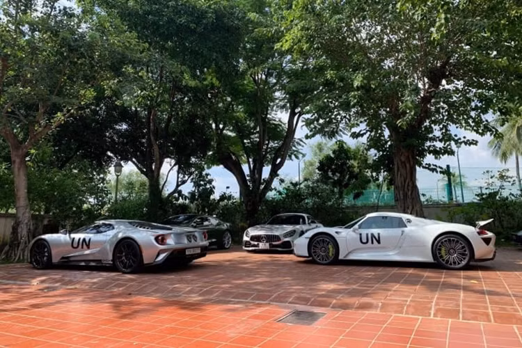 Khác với những garage siêu xe được trang hoàng, tiện nghi đầy đủ, garage siêu xe của “vua cà phê” chỉ là dạng nhà tiền chế với mái bằng tole hoặc cói. Nằm trong khu vực riêng nên các kho xe này cũng không cần cổng rào. Thay vào đó, hàng rào được làm bằng các khối đá đặt sát nhau.