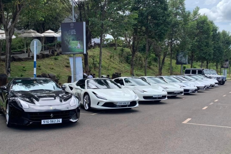 Hai kho xe lớn nhất được đặt ở M’Drak (Đắk Lắk) với sức chứa khoảng hơn 100 xe. Kho đầu tiên gồm các mẫu xe thể thao, xe sang và xe gầm cao. Kho tiếp theo để chứa các mẫu siêu xe của Đặng Lê Nguyên Vũ thường sử dụng.