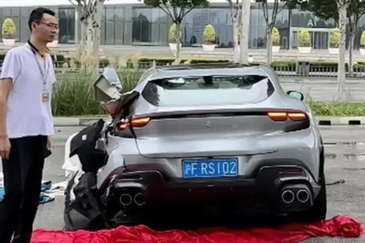 Ferrari Purosangue sở hữu thiết kế độc đáo, kết hợp giữa kiểu dáng thực dụng của dòng SUV và những chi tiết khí động học đặc trưng của siêu xe. Việc sở hữu một chiếc Purosangue là điều không dễ dàng bởi Ferrari luôn chủ động giới hạn lượng xe bán ra nhằm duy trì tính xa xỉ trong sản phẩm của mình.