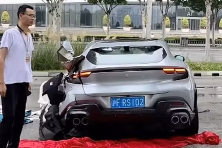 Ferrari Purosangue sở hữu thiết kế độc đáo, kết hợp giữa kiểu dáng thực dụng của dòng SUV và những chi tiết khí động học đặc trưng của siêu xe. Việc sở hữu một chiếc Purosangue là điều không dễ dàng bởi Ferrari luôn chủ động giới hạn lượng xe bán ra nhằm duy trì tính xa xỉ trong sản phẩm của mình.