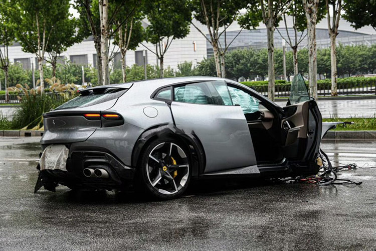 Cung cấp sức mạnh cho Purosangue là khối động cơ xăng V12, dung tích 6.5L, kết hợp với hộp số tự động ly hợp kép 8 cấp của Magna Powertrain. Động cơ này sản sinh công suất 715 mã lực và mô-men xoắn 716 Nm.