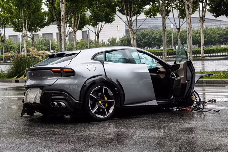 Cung cấp sức mạnh cho Purosangue là khối động cơ xăng V12, dung tích 6.5L, kết hợp với hộp số tự động ly hợp kép 8 cấp của Magna Powertrain. Động cơ này sản sinh công suất 715 mã lực và mô-men xoắn 716 Nm.