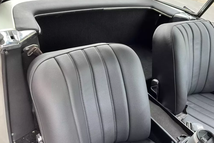 Trong 5 năm có mặt trên thị trường, nó đã phát triển từ một chiếc xe thể thao thành một chiếc xe du lịch lớn thoải mái và các mẫu xe của Hoa Kỳ vào thời điểm đó thường được trang bị hộp số tự động 4 cấp và điều hòa không khí.