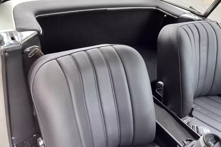 Trong 5 năm có mặt trên thị trường, nó đã phát triển từ một chiếc xe thể thao thành một chiếc xe du lịch lớn thoải mái và các mẫu xe của Hoa Kỳ vào thời điểm đó thường được trang bị hộp số tự động 4 cấp và điều hòa không khí.