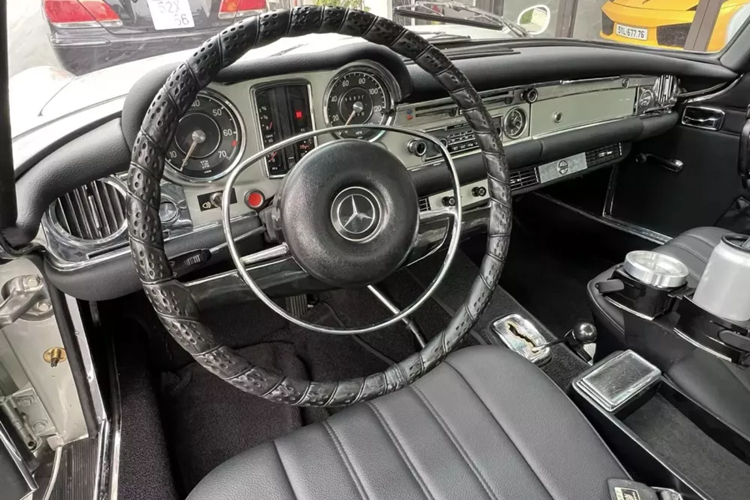 So với 190 SL, Mercedes-Benz 280 SL có điểm thú vị nhất chính là thiết kế vòm mui cao và vuông vức. Với kiểu dáng mui độc đáo này, nó đã được gọi vui là "mái chùa". Ngoài ra chiếc xe cũng có nhiều chi tiết vỏ bằng nhôm để giảm trọng lượng như nắp ca-pô hay 2 bên cửa.