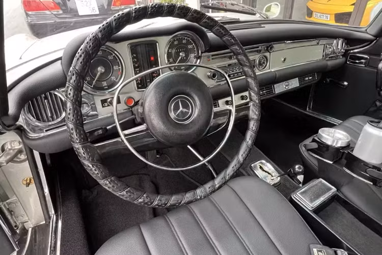 So với 190 SL, Mercedes-Benz 280 SL có điểm thú vị nhất chính là thiết kế vòm mui cao và vuông vức. Với kiểu dáng mui độc đáo này, nó đã được gọi vui là "mái chùa". Ngoài ra chiếc xe cũng có nhiều chi tiết vỏ bằng nhôm để giảm trọng lượng như nắp ca-pô hay 2 bên cửa.