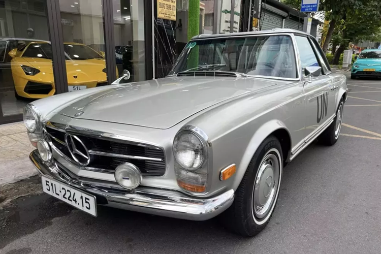 Ra mắt lần đầu vào năm 1967, Mercedes-Benz 280 SL của Đặng Lê Nguyên Vũ là mẫu xe grand tourer mang phong cách đặc trưng "Pagoda", ám chỉ thiết kế phần mui lõm biểu tượng trong ngành công nghiệp ôtô lúc bấy giờ.