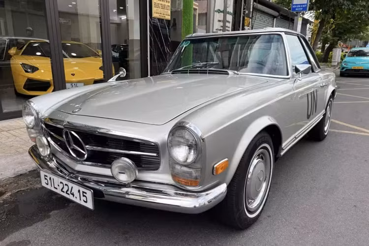 Ra mắt lần đầu vào năm 1967, Mercedes-Benz 280 SL của Đặng Lê Nguyên Vũ là mẫu xe grand tourer mang phong cách đặc trưng "Pagoda", ám chỉ thiết kế phần mui lõm biểu tượng trong ngành công nghiệp ôtô lúc bấy giờ.