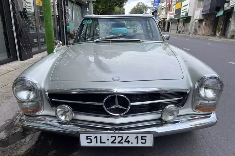 Liệu "Qua" còn đang nắm giữ những mẫu xe cổ Mercedes-Benz độc lạ nào nữa đây là thắc mắc của không ít người, khi Chủ tịch Trung Nguyên đã cầm lái đến 2 chiếc Mercedes-Benz 190 SL khác nhau, 560 SL, giờ là 280 SL.