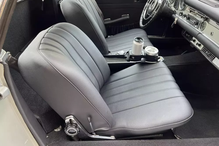 Các mẫu xe hộp số sàn đi kèm với hộp số 4 cấp tiêu chuẩn hoặc hộp số ZF 5 cấp tùy chọn, chỉ được đặt hàng 882 lần và do đó là một tùy chọn ban đầu rất được săn đón hiện nay. Ở Châu Âu, hộp số sàn không có điều hòa không khí vẫn là lựa chọn chủ yếu. Trong số 23.885 chiếc 280 SL được sản xuất, hơn một nửa được bán ở Hoa Kỳ.