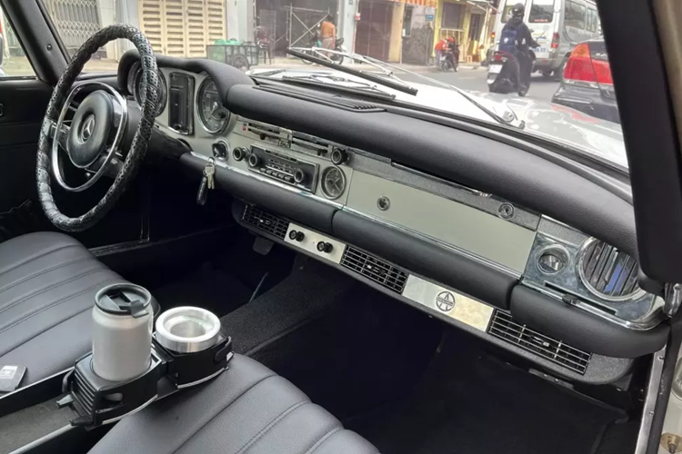 Là 1 trong các sản phẩm của Mercedes-Benz W113, 280 SL là sản phẩm thứ 3 sau chiếc 230 SL và 250 SL, cũng xuất hiện ở Việt Nam, Mercedes-Benz 280 SL được giới thiệu vào tháng 12/1967 và tiếp tục được sản xuất cho đến ngày 23/2/1971, được thay thế bằng 350 SL hoàn toàn mới và nặng hơn đáng kể.