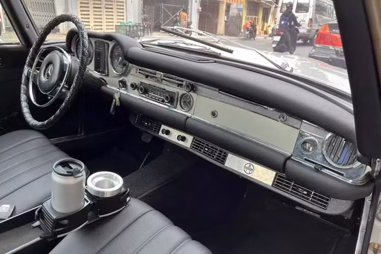 Là 1 trong các sản phẩm của Mercedes-Benz W113, 280 SL là sản phẩm thứ 3 sau chiếc 230 SL và 250 SL, cũng xuất hiện ở Việt Nam, Mercedes-Benz 280 SL được giới thiệu vào tháng 12/1967 và tiếp tục được sản xuất cho đến ngày 23/2/1971, được thay thế bằng 350 SL hoàn toàn mới và nặng hơn đáng kể.