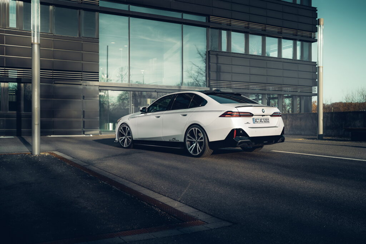 Về bộ body kit, bộ chia gió có giá 1.382 Đô, líp hông xe có giá 900 Đô, cánh lướt gió trên nóc xe có giá 573 Đô và cánh lướt gió trên mui có giá bán 525 Đô. Mẫu xe cũng được trang bị phần lò xo hạ thấp có giá 525 Đô và bộ spacer có giá 249 Đô.