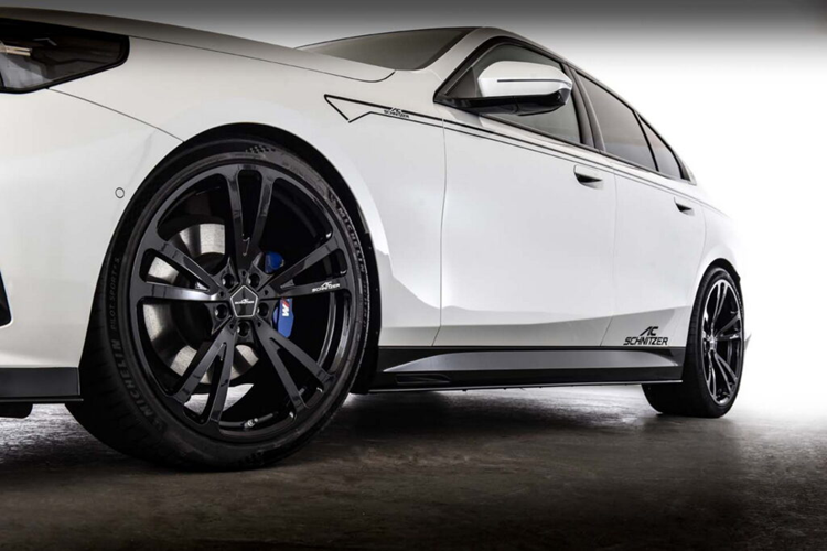 Gói nâng cấp này có thể lắp đặt cho tất cả các phiên bản 5 Series, miễn là những xe này được trang bị gói tùy chọn M-Sport nguyên bản. Ở phần cản trước, xe được trang bị thêm phần líp trước tinh tế cùng với những chi tiết thể thao hơn, phần đuôi xe nhận được cánh lướt gió kép trên cả phần trên của kính sau và cánh gió trên cốp xe.