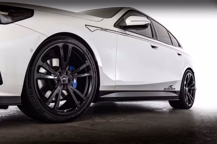 Gói nâng cấp này có thể lắp đặt cho tất cả các phiên bản 5 Series, miễn là những xe này được trang bị gói tùy chọn M-Sport nguyên bản. Ở phần cản trước, xe được trang bị thêm phần líp trước tinh tế cùng với những chi tiết thể thao hơn, phần đuôi xe nhận được cánh lướt gió kép trên cả phần trên của kính sau và cánh gió trên cốp xe.