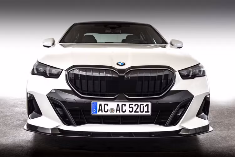Ngoài ra, thương hiệu AC Schnitzer cũng đem đến cho bản độ BMW 5 Series và i5 chạy điện một số nâng cấp về mặt hiệu năng cho một số phiên bản động cơ xăng thông thường. Những nâng cấp dành cho máy diesel hiện vẫn đang được thương hiệu nghiên cứu và phát triển.