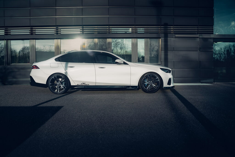 AC Schnitzer công bố giá bán gói độ cho BMW 5 Series và i5 khởi điểm từ 6.309 Đô và sẽ dao động tùy thuộc vào kích thước, độ hoàn thiện và biến thể.