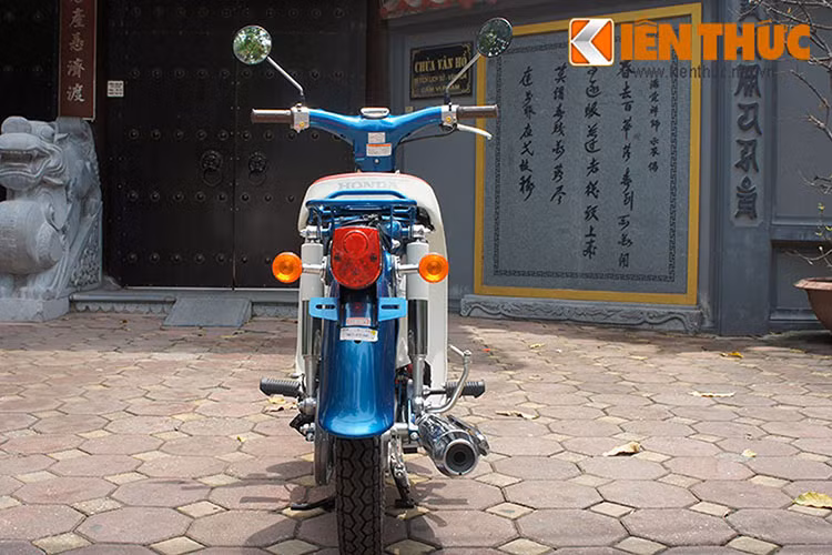 Chiếc xe Cub đầu tiên được ra đời với cái tên là Honda Super Cub C100, chiếc xe này được trang bị động cơ 4 kỳ, 50cc và 1 xi lanh với xupap hoạt động bằng cò đẩy (OHV).