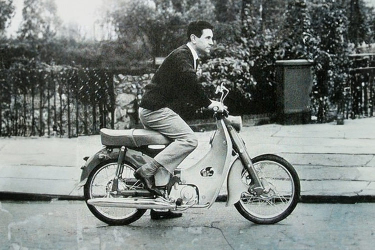 Theo Honda Nhật Bản, Xe có giá bán lẻ đề xuất là 297.000 yen (49,35 triệu đồng). Công ty sẽ bắt đầu nhận đơn đặt hàng cho Super Cub 50cc phiên bản đặc biệt cuối cùng từ ngày 8-24/11, với mục tiêu bán khoảng 2.000 chiếc nhưng thời gian đặt hàng có thể kéo dài hơn tùy vào nhu cầu của người dùng.